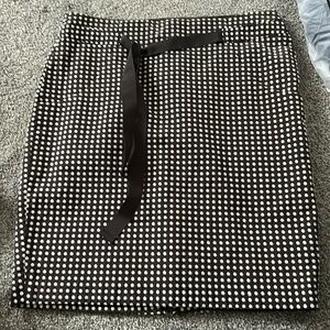 Professional skirt, side pockets with ribbon accent.